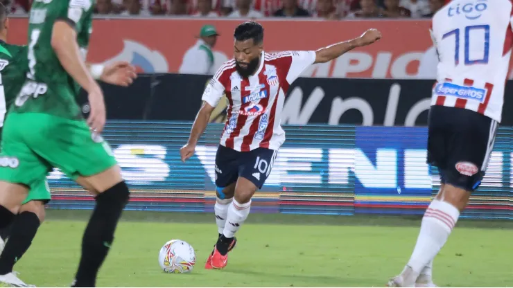 Luis Gonzalez del Junior en acción durante partido por la fecha 12 como parte de la Liga BetPlay DIMAYOR II 2023 entre Atlético Junior y Atlético Nacional. Photo: VizzorImage / Jairo Cassiani
