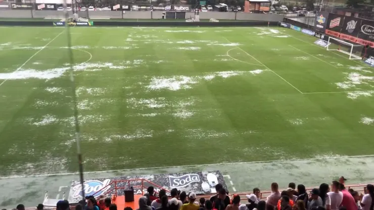 Envigado vs. Millonarios cambia de planes por fuerte tormenta eléctrica.
