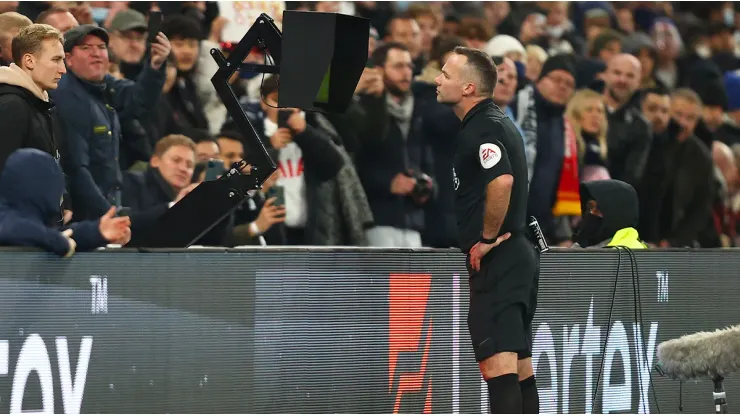 Crece la polémica en Inglaterra por grosero error del VAR tras anular gol lícito de Luis Díaz ante Tottenham.
