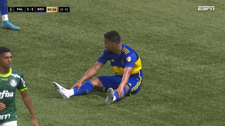 Frank Fabra salió lesionado del partido de Boca Juniors vs. Palmeiras, en la semifinal de la Copa Libertadores 2023.
