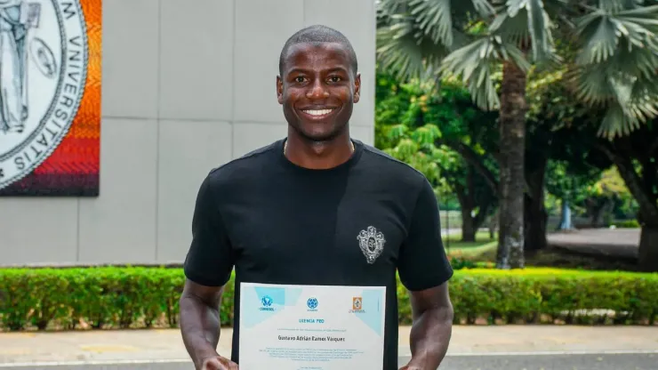 Adrián Ramos, de 37 años, se graduó con honores y llena de ilusión a toda la hinchada del América de Cali.
