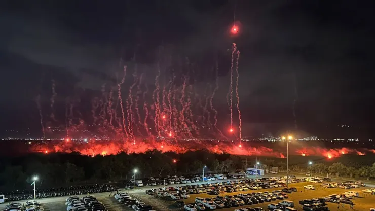 Show de los hinchas de América de Cali a las afueras del estadio del Deportivo Cali