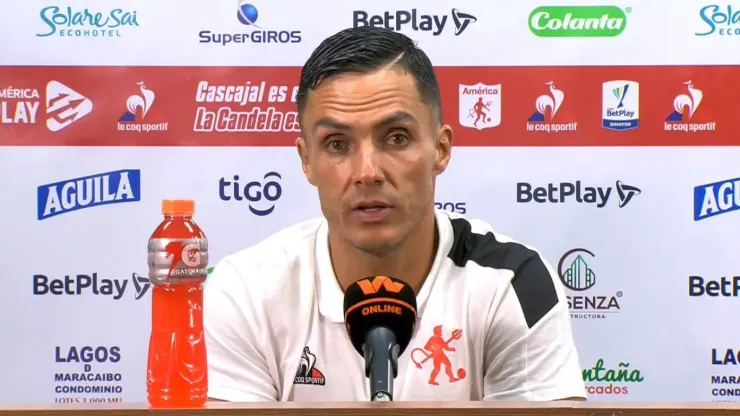 Lucas González, técnico de América de Cali, hablando en rueda de prensa, tras el triunfo ante Millonarios.
