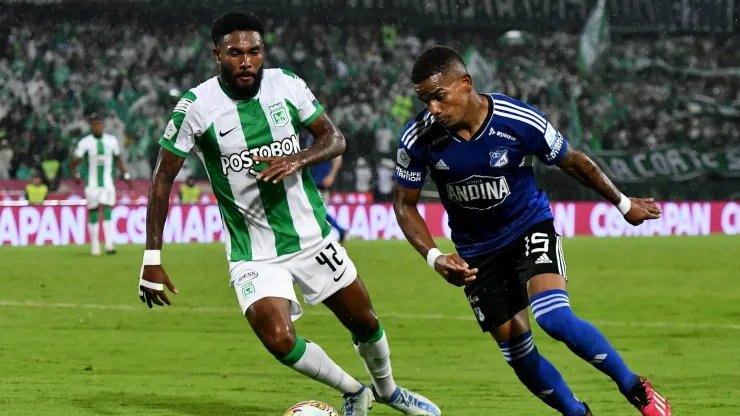 Cristian Castro de Atlético Nacional y Edgar Guerra de Millonarios F. C. disputan el balón durante partido de la fecha 8 de la Liga BetPlay DIMAYOR I 2023, en el estadio Atanasio Girardot de la ciudad de Medellín.
