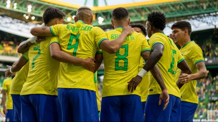 Jugadores de la Selección de Brasil festejando un gol.
