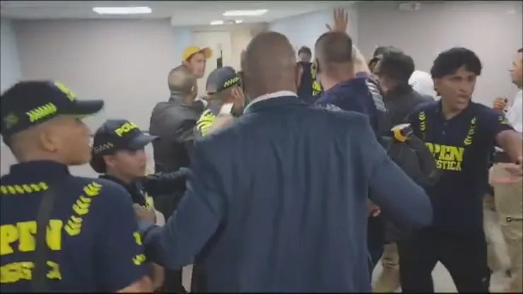 Show del personal de la Confederación Brasileña de Fútbol al finalizar el partido de Colombia vs. Brasil en Barranquilla.
