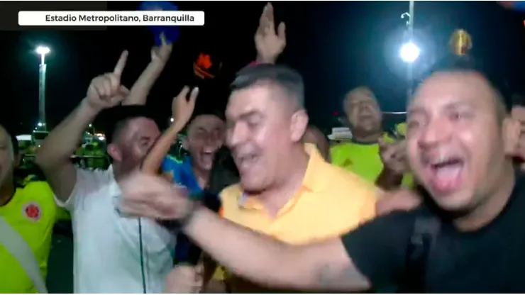 El relator celebró con hinchas de la Selección Colombia en Barranquilla.
