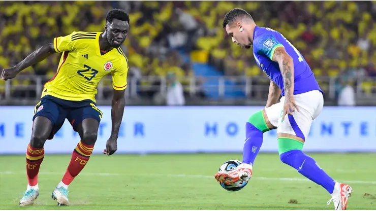 Dávinson Sánchez en la disputa del balón con João Pedro, en el duelo Colombia vs. Brasil.
