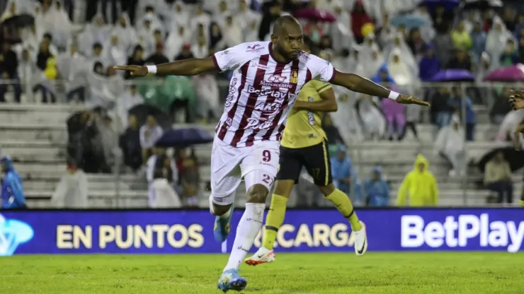 Diego Herazo celebrando, tras anotar un gol con Deportes Tolima en el juego ante Águilas Doradas por la fecha 2 de los cuadrangulares de la Liga Colombiana.
