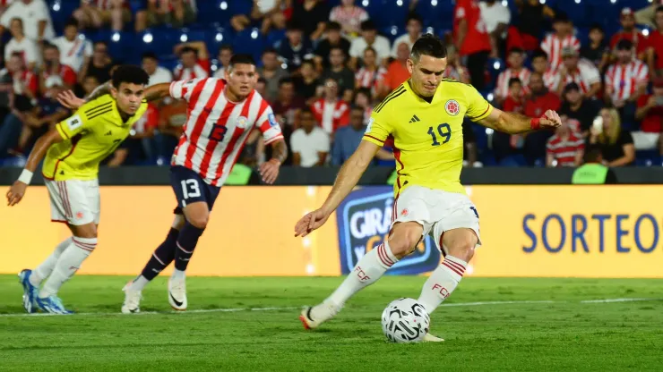 Rafael Santos Borré, anotando el gol de la victoria de la Selección Colombia ante Paraguay.
