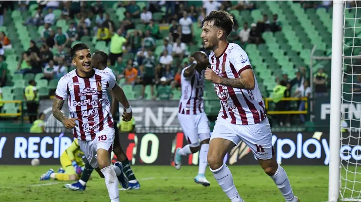 Facundo Boné y Yeison Guzmán celebran el gol de la victoria del Tolima ante Cali en el Palmaseca.
