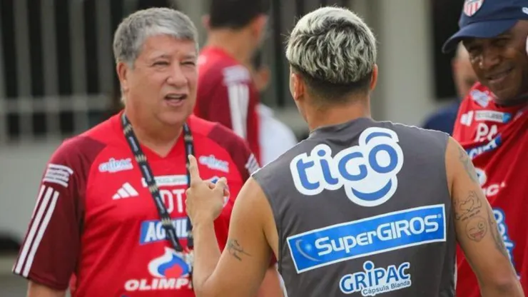 Juanfer Quintero dialoga con Bolillo Gómez.
