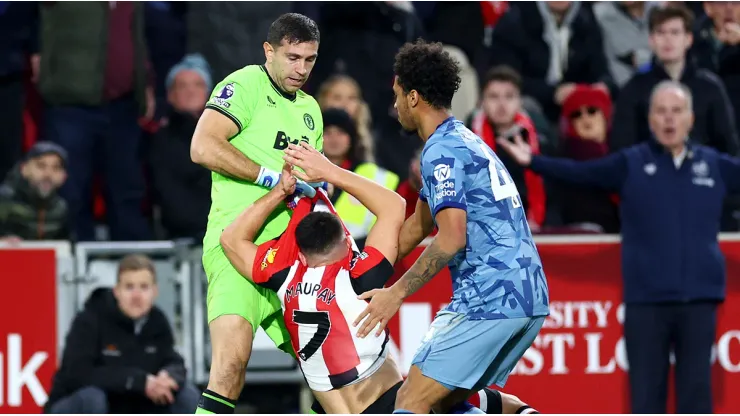 Emiliano Martínez sacudió a un rival en la Premier League.
