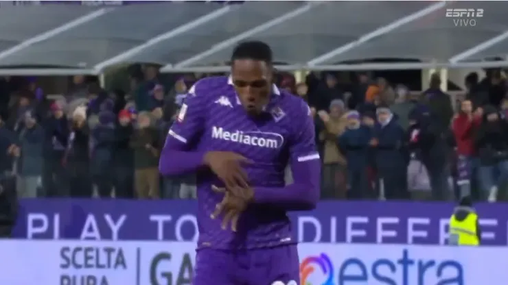 Yerry Mina festejando su gol en la tanda de penales con la Florentina.
