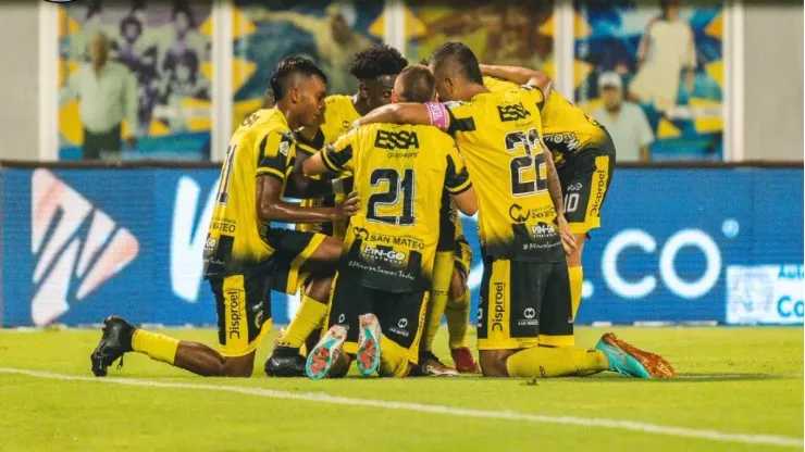 Jugadores de Alianza petrolera festejando un gol en el estadio Daniel Villa Zapata.
