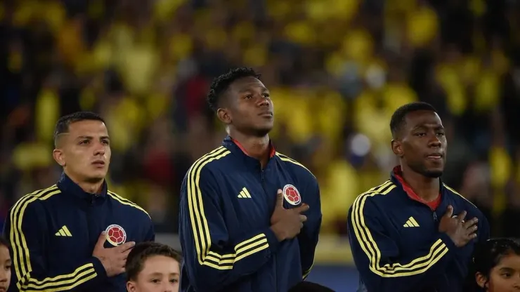 Yerson Mosquera cantando el himno nacional con la Selección Colombia.
