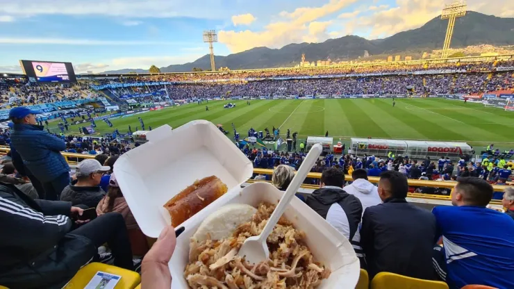 Plato de Lechona en el Campín
