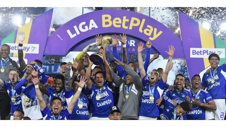 Jugadores de Millonarios celebran con el trofeo como campeones de la Liga I_2023 después del partido entre Millonarios F.C. y Atlético Nacional por la final, Vuelta, Photo: VizzorImage/ Gabriel Aponte.
