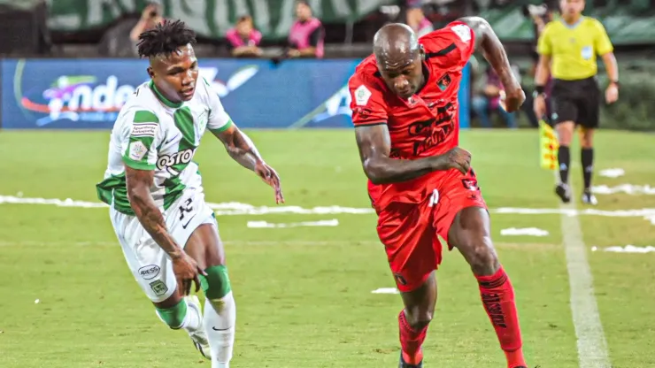 Edier Ocampo y Víctor Ibarbo, disputando el balón en el partido entre Atlético Nacional y América de Cali.
