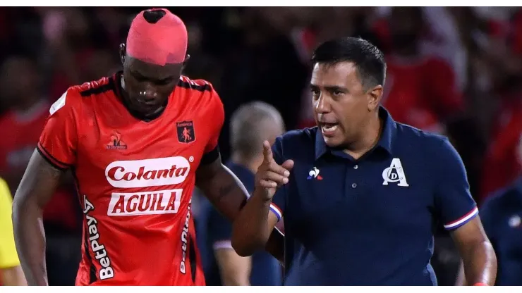 César Farias técnico del América da instrucciones a Andres Mosquera durante partido entre América de Cali y Atlético Nacional por la fecha 2 como parte de la Liga BetPlay DIMAYOR I 2024 jugado en el estadio Pascual Guerrero de la ciudad de Cali. Photo: VizzorImage / Gabriel Aponte
