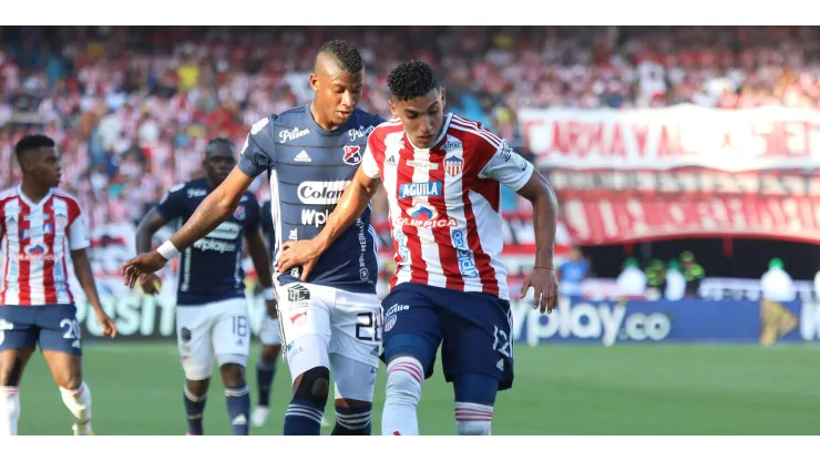 Gabriel Fuentes jugador del Atlético Junior  disputa el balón con Luis Orejuela jugador del Deportivo Independiente Medellín durante partido por la clausura finales ida como parte de la Liga BetPlay DIMAYOR II 2023 entre Atlético Junior y Deportivo Independiente Medellín. Photo: VizzorImage / Jairo Cassiani / Contribuidor
