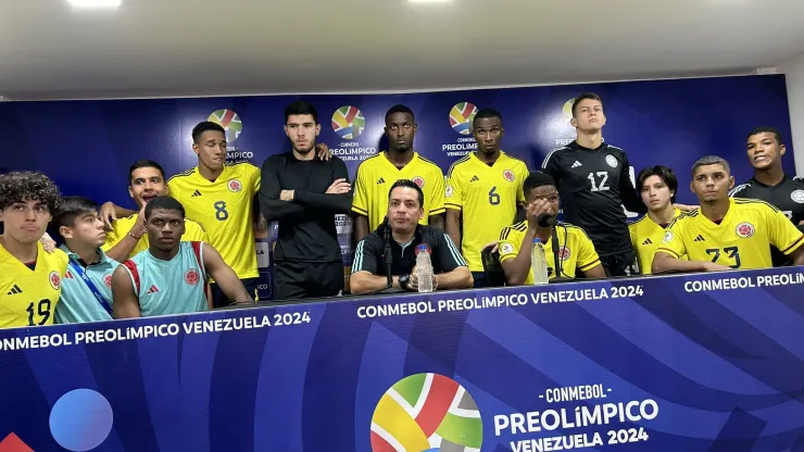 Héctor Cárdenas en rueda de prensa, junto a los jugadores de la Selección Colombia Sub-23.
