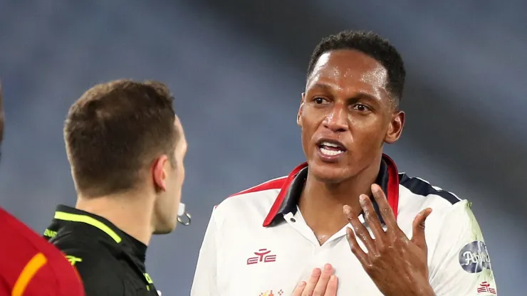 Yerry Mina discutiendo con el arbitro durante el juego Cagliari vs Roma
