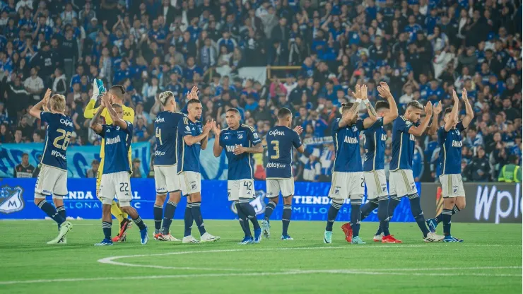 Jugadores de Millonarios saludando a los hinchas ante América de Cali.
