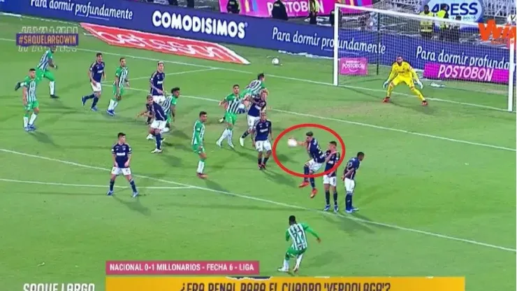 Tiro libre a favor de Atlético Nacional que impactó en la mano del jugador de Millonarios.
