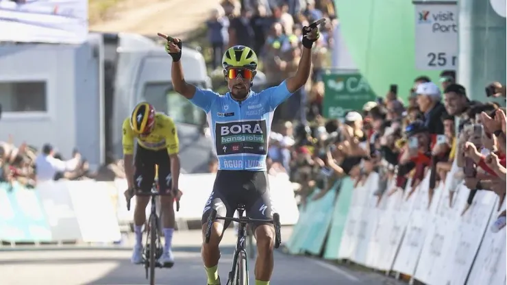 Remco Evenepoel celebra en la Volta a Algarve.
