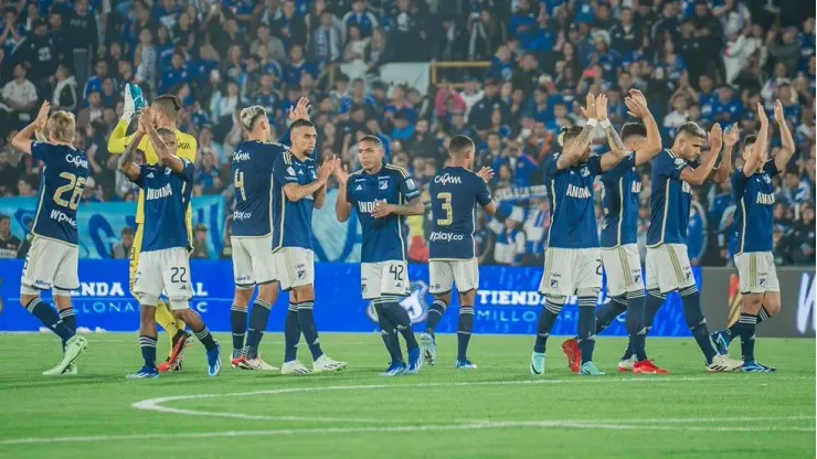 Jugadores de Millonarios saludando a los hinchas en El Campín.
