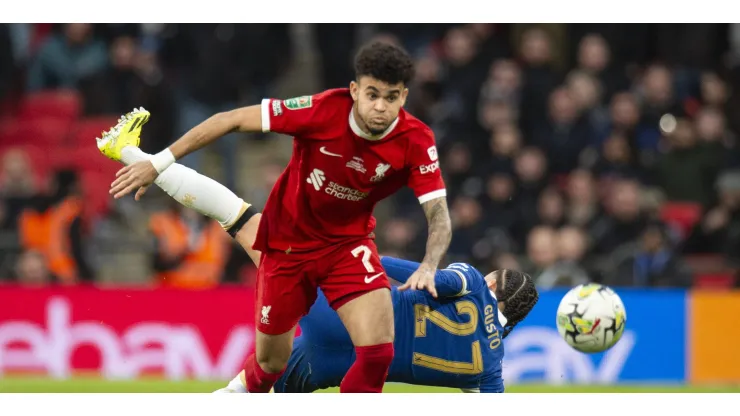 Football - Football League Cup - Final - Chelsea FC v Liverpool FC LONDON, ENGLAND - Sunday, February 25, 2024: Luis Diaz of Liverpool ia with Malo Gusto of Chelsea during the Football League Cup Final match between Chelsea FC and Liverpool FC at Wembley Stadium. Photo by Peter Powell.
