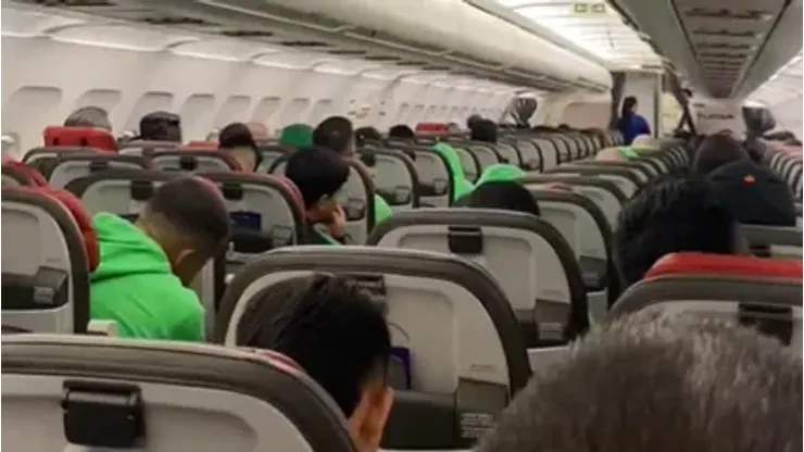 Hinchas de Nacional se subieron al mismo avión de los jugadores y causaron momentos de tensión