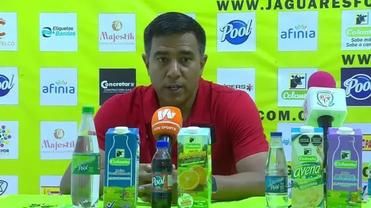 César Farías en la rueda de prensa, tras el juego entre Jaguares y América de Cali.
