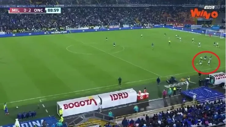 Dayro Moreno eludiendo al defensor Andrés Llinás de Millonarios.
