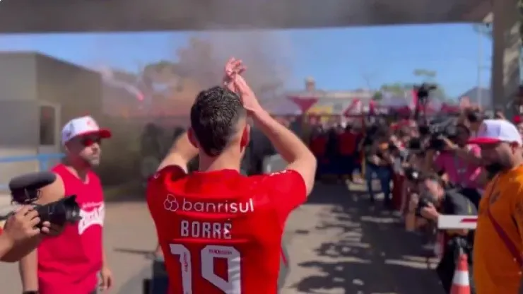 Rafael Santos Borré junto a los hinchas del Inter de Brasil.
