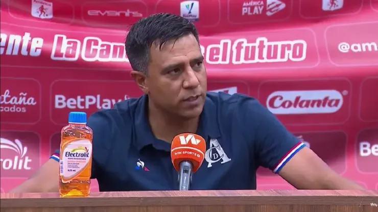 César Farías en rueda de prensa.
