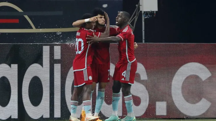 Luis Díaz celebra con Jhon Arias y Déiver Machado.
