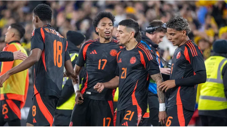 Daniel Muñoz festejó con los hinchas de Colombia su golazo ante España.
