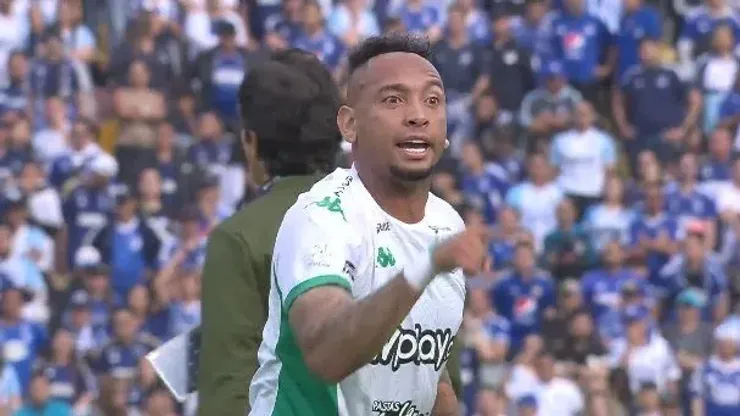 Jarlan Barrera reclamando el penal para el Deportivo Cali ante Millonarios.
