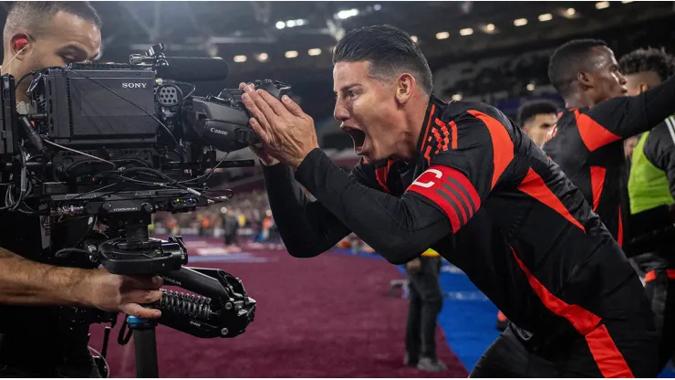 James Rodríguez celebra la victoria de Colombia ante España en Londres.
