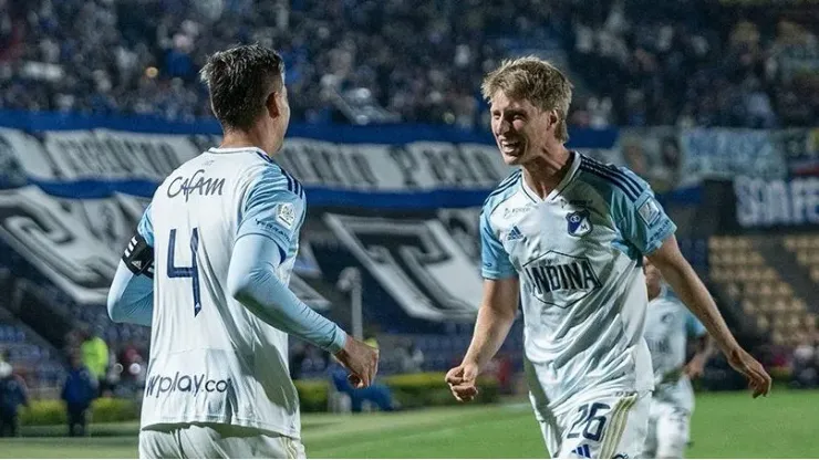 Juan Pablo Vargas celebra con Andrés Llinás.
