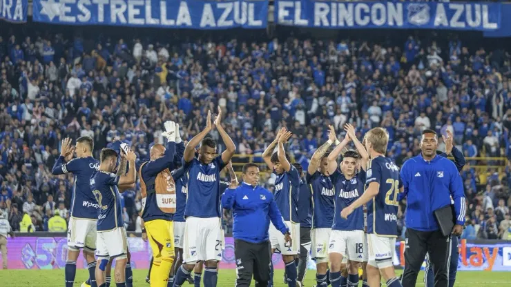 Jugadores de Millonarios saludando a los hinchas.
