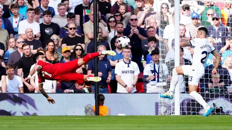 La 'Tijera' de Luis Díaz que por poco y es gol contra Tottenham.
