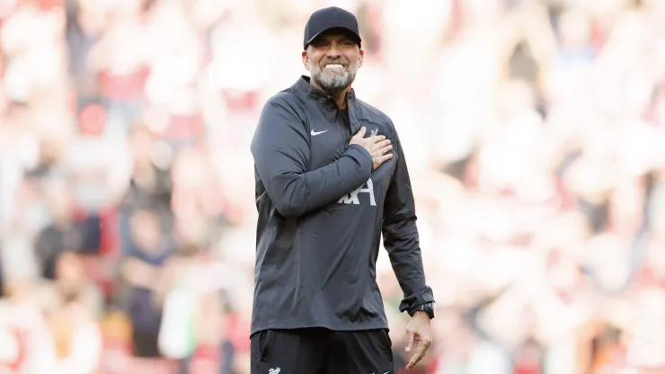 Jürgen Klopp, técnico del Liverpool FC ante Tottenham Hotspur, saludando a los hinchas.
