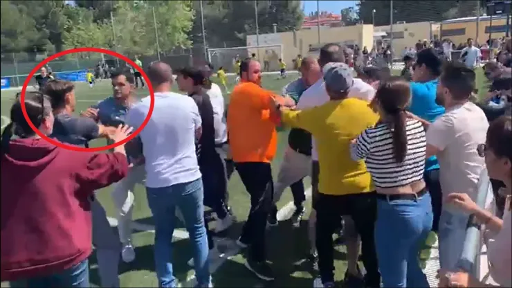 Impresentable batalla campal entre padres de familia en partido infantil