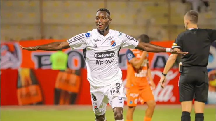 Ménder García celebra uno de los goles contra César Vallejo.
