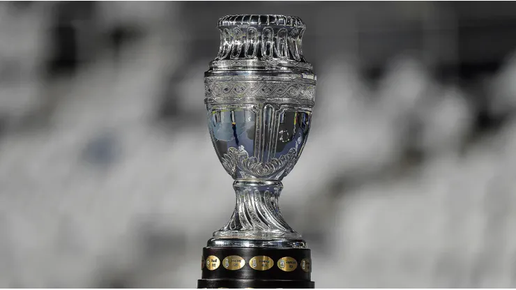 El trofeo que se le otorga al campeón de la Copa América.
