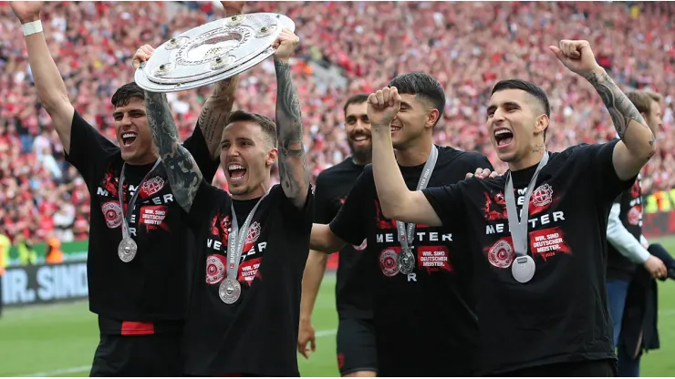 Gustavo Puerta festejó con los hinchas del Leverkusen el título de la Bundesliga.
