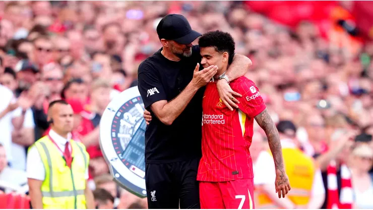 Jürgen Klopp y su último abrazo con Luis Díaz en Anfield.
